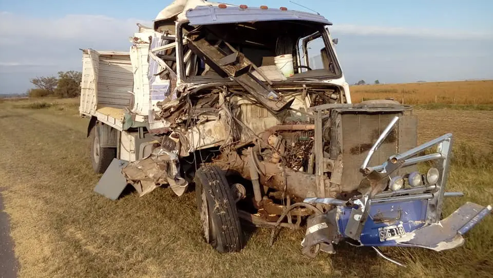 Elortondo: Choque entre dos camiones en Ruta 90