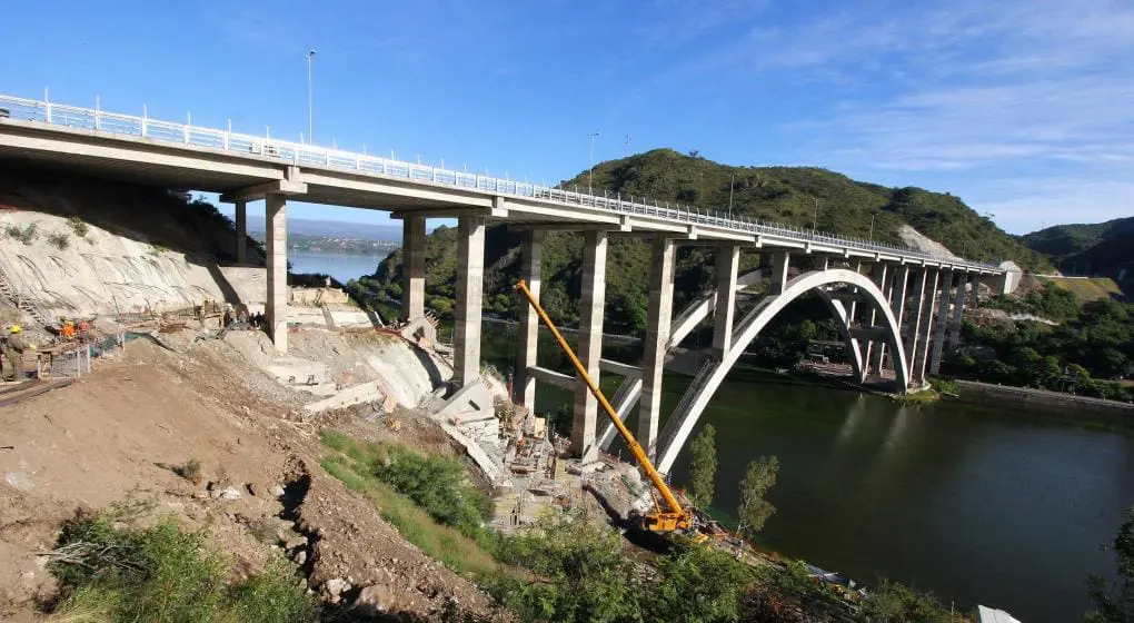 Carlos Paz: Nuevo puente sobre el San Roque, postal lista para inaugurar