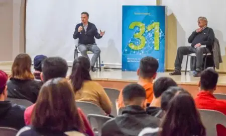 Venado Tuerto: El senador Enrico junto a Roberto Landaburu presentaron el libro "31" en el ICES