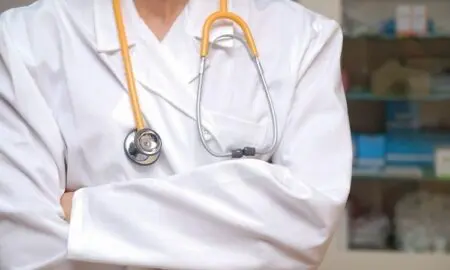 Enrico impulsa Ley para reconocer a médicos que toman a su cargo la dirección de hospitales sin retribución extra