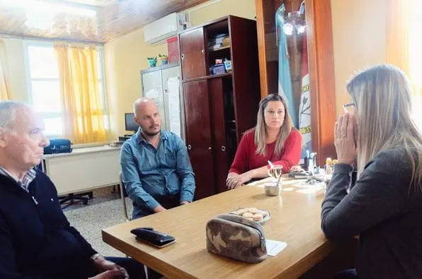 Villa Cañás: Georgina Orciani y Lisandro Enrico entregaron aportes a la Escuela Especial Nº 2070