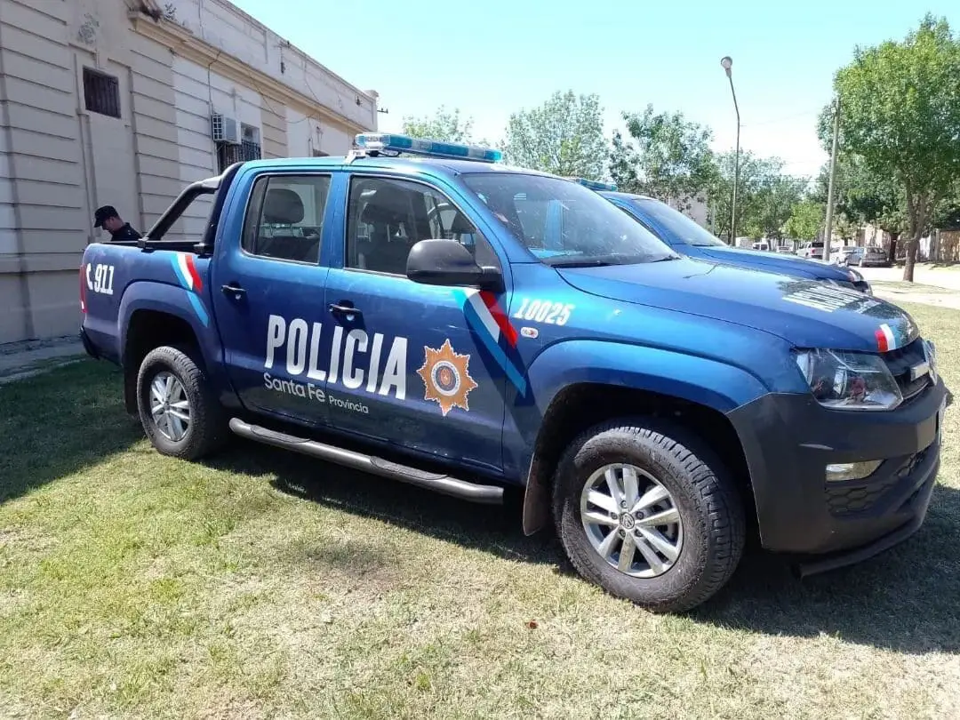 La provincia continua equipando a la policía: Entregó 7 camionetas en General López