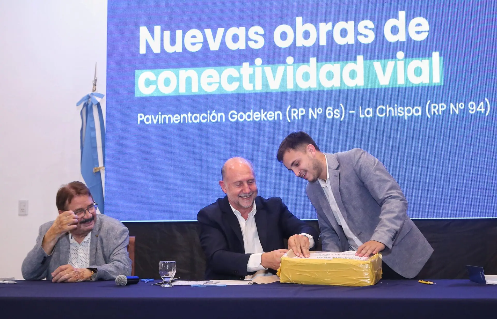 Perotti encabezó la licitación para pavimentar el camino entre Gödeken y La Chispa