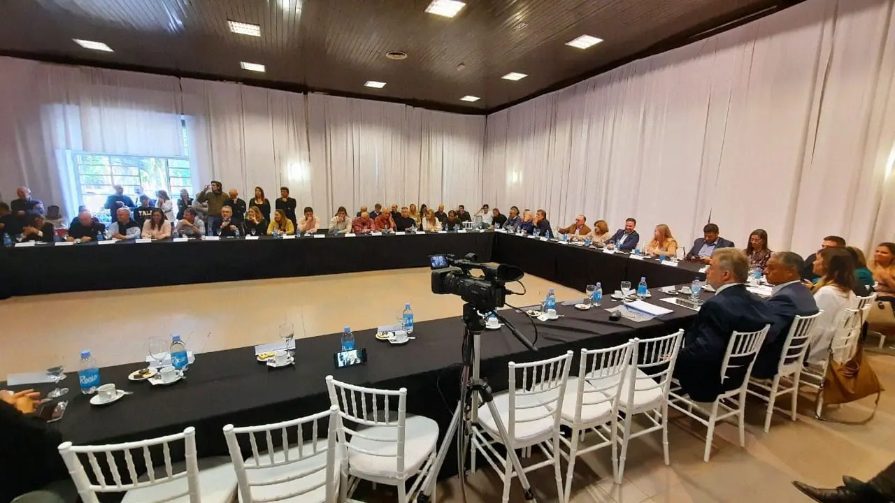 En el mundial de la Autopista 33, el peronismo brilla por su ausencia