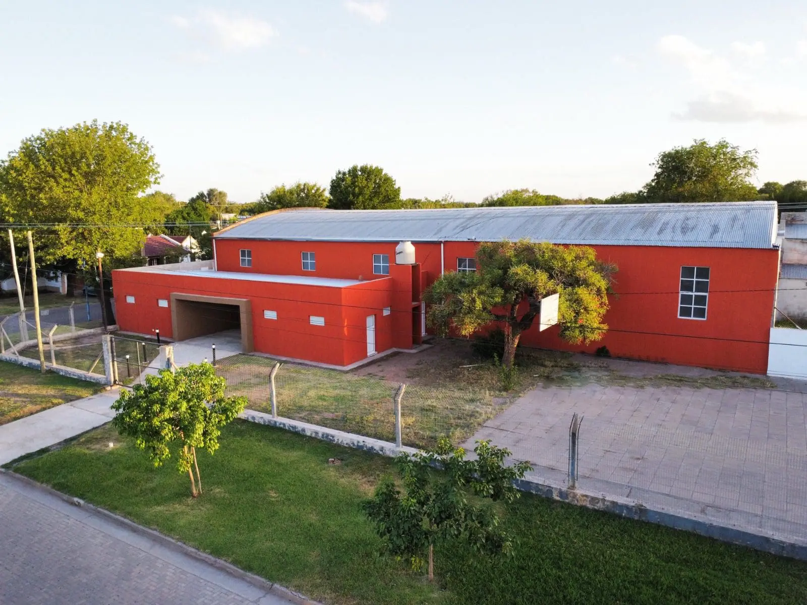 Diego de Alvear: El senador Enrico invita a los vecinos a la inauguración gimnasio de la Escuela Nº 174