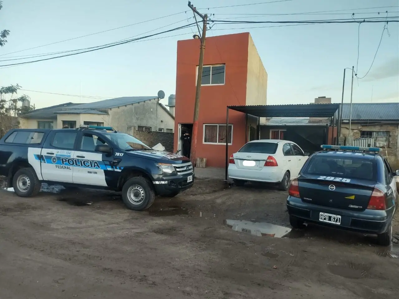 En Villa Cañás y Teodelina la Policía Federal Argentina realizó tres allanamientos y detenciones