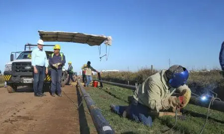 Villa Cañás: Perotti recorrió las obras de ampliación del Gasoducto Regional Sur