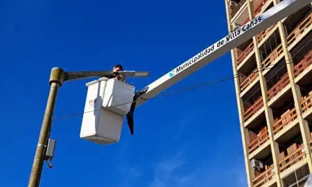 Villa Cañás: Colocación de luminarias con tecnología LED