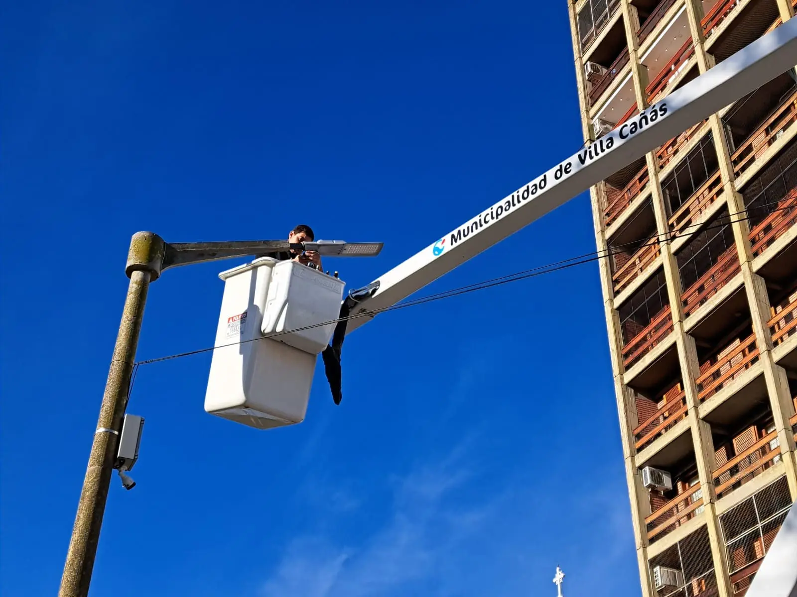Villa Cañás: Colocación de luminarias con tecnología LED