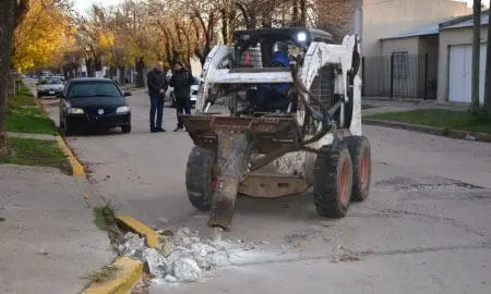Villa Cañás: Bacheo, colocación de piedras y luminarias LED