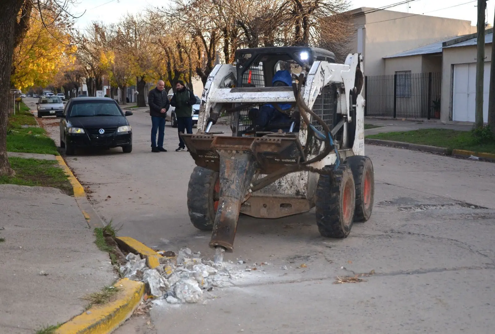 Villa Cañás: Bacheo, colocación de piedras y luminarias LED