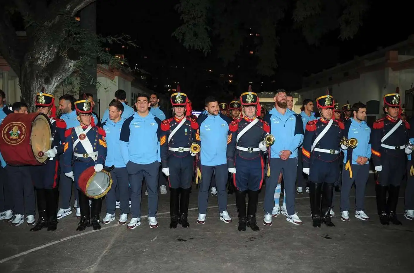 Los Pumas presentaron una camiseta inspirada en los Granaderos Los Pumas presentaron una camiseta inspirada en los Granaderos