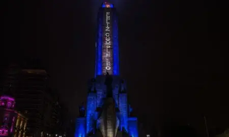 Con un mensaje en el Monumento, Rosario saludó a Messi en su cumpleaños