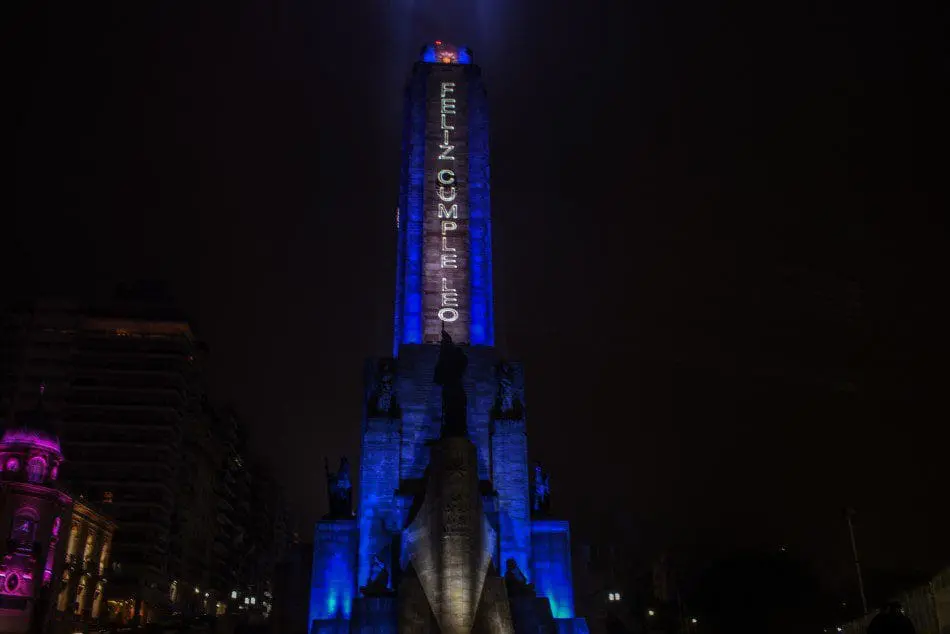 Con un mensaje en el Monumento, Rosario saludó a Messi en su cumpleaños