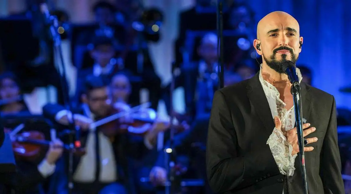 Abel Pintos presenta los himnos patrios en el Colón con una emotiva versión de la Marcha San Lorenzo