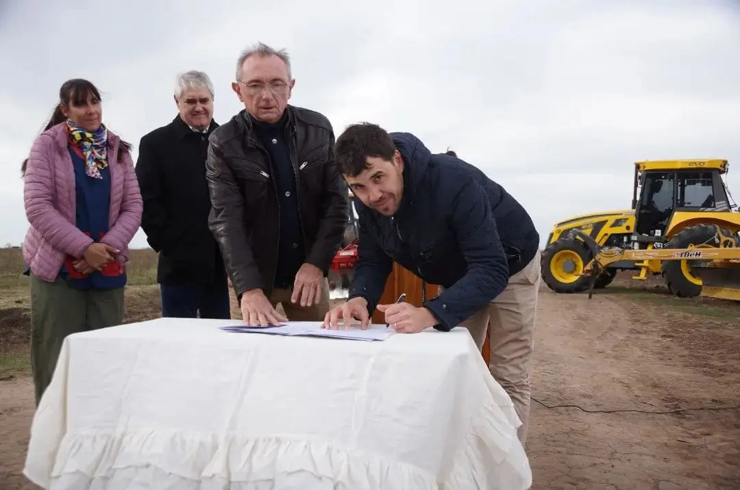 Santa Isabel: Con una inversión de 73 millones mejoraran más de 8 km de caminos rurales Santa Isabel: Con una inversión de 73 millones mejoraran más de 8 km de caminos rurales