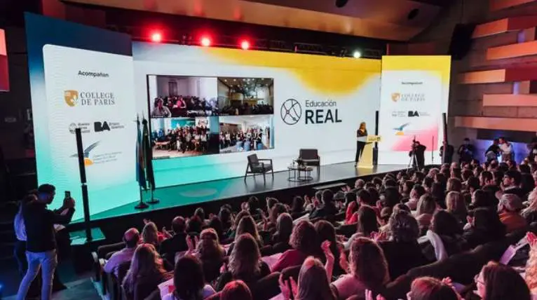 Un docente de Villa Cañás fue premiado por su trabajo innovador Un docente de Villa Cañás fue premiado por su trabajo innovador