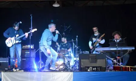 Villa Cañás: Una noche llena de emociones en el homenaje a la cultura rock de la ciudad