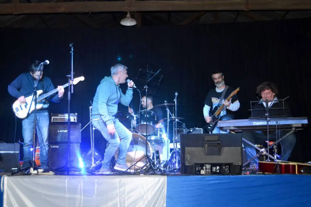 Villa Cañás: Una noche llena de emociones en el homenaje a la cultura rock de la ciudad