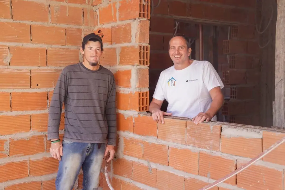 Es arquitecto y ayuda a sus albañiles a tener su casa propia, ya fueron entregadas 17 Es arquitecto y ayuda a sus albañiles a tener su casa propia, ya fueron entregadas 17