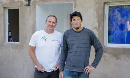 Es arquitecto y ayuda a sus albañiles a tener su casa propia, ya fueron entregadas 17