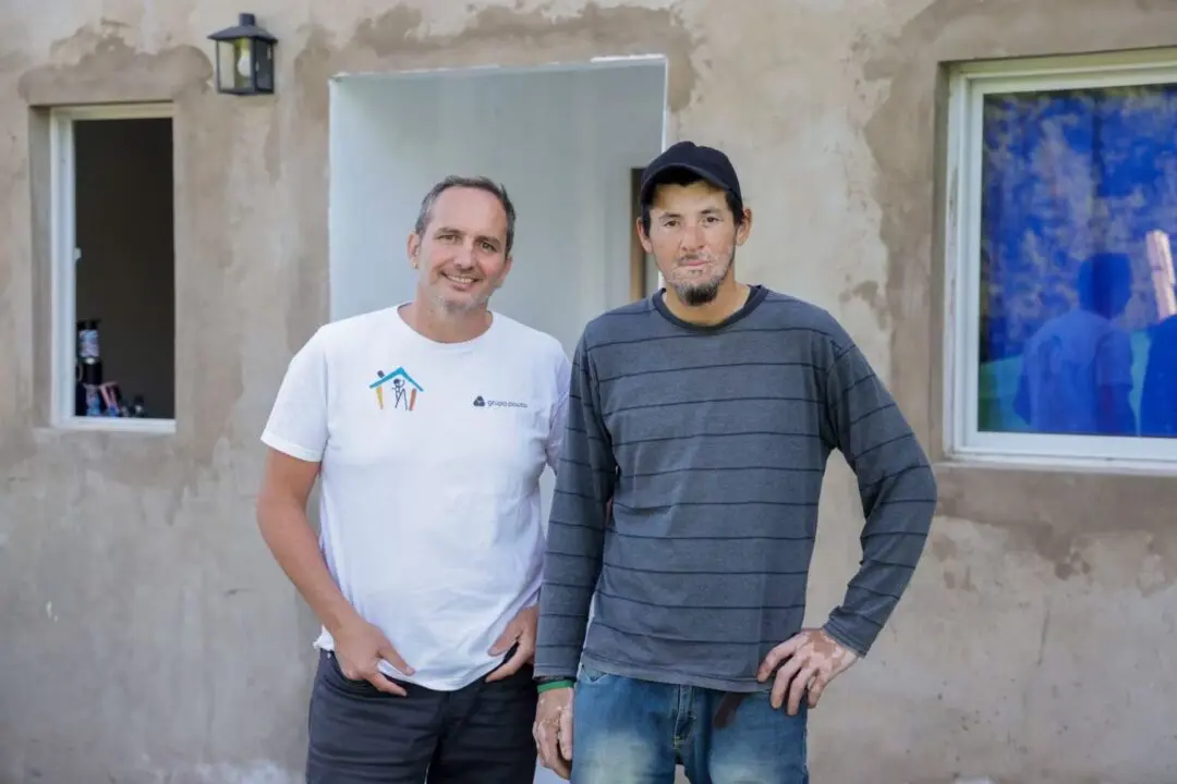 Es arquitecto y ayuda a sus albañiles a tener su casa propia, ya fueron entregadas 17 Es arquitecto y ayuda a sus albañiles a tener su casa propia, ya fueron entregadas 17