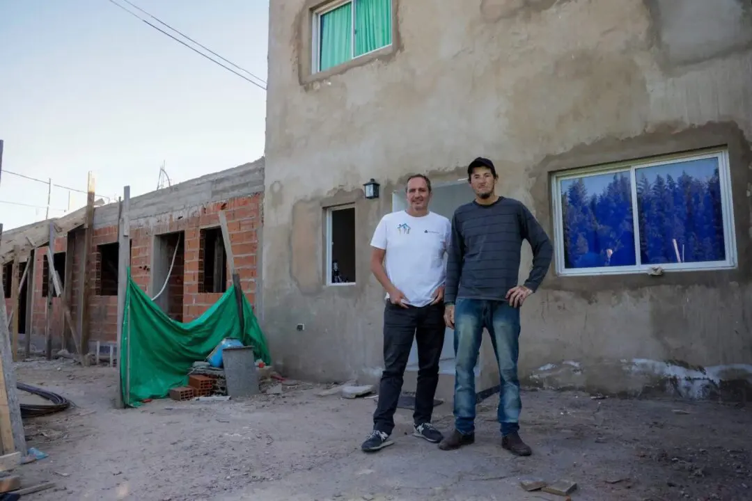 Es arquitecto y ayuda a sus albañiles a tener su casa propia, ya fueron entregadas 17 Es arquitecto y ayuda a sus albañiles a tener su casa propia, ya fueron entregadas 17