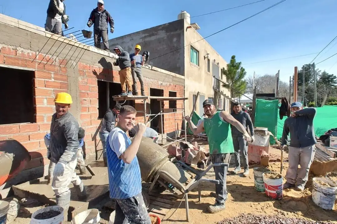 Es arquitecto y ayuda a sus albañiles a tener su casa propia, ya fueron entregadas 17 Es arquitecto y ayuda a sus albañiles a tener su casa propia, ya fueron entregadas 17