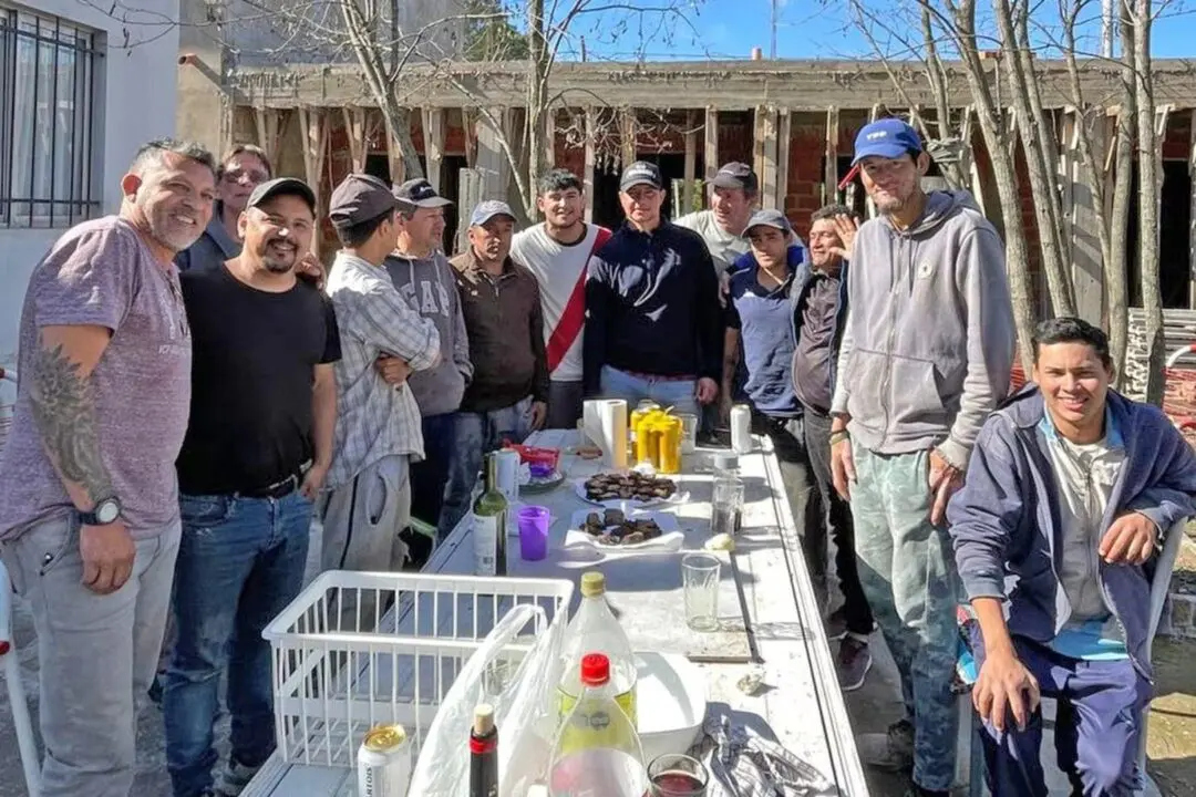 Es arquitecto y ayuda a sus albañiles a tener su casa propia, ya fueron entregadas 17 Es arquitecto y ayuda a sus albañiles a tener su casa propia, ya fueron entregadas 17