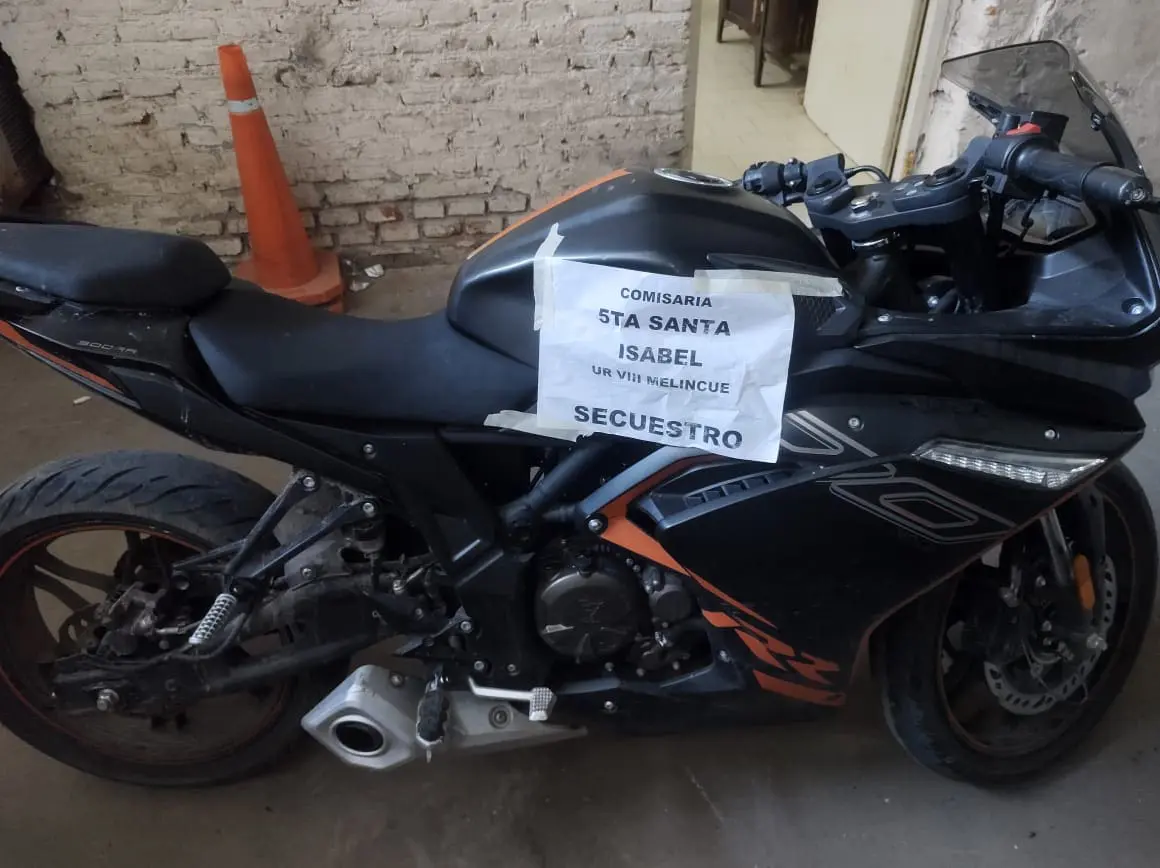 Santa Isabel: Hallaron una moto que habría sido robada