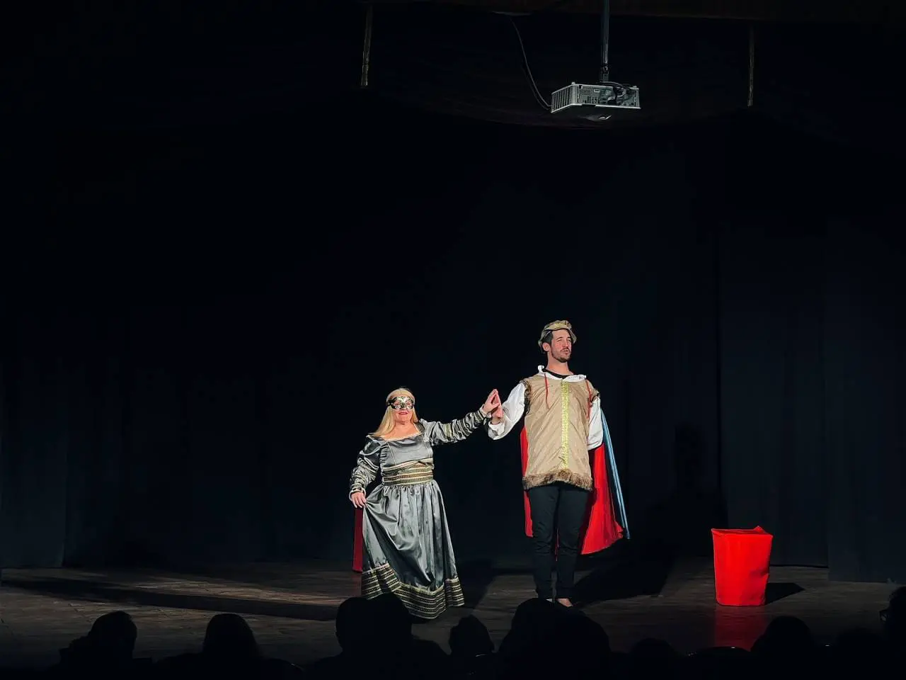 Teodelina disfrutó del teatro con humor en la obra Rumeo y Jolieta Teodelina disfrutó del teatro con humor en la obra Rumeo y Jolieta