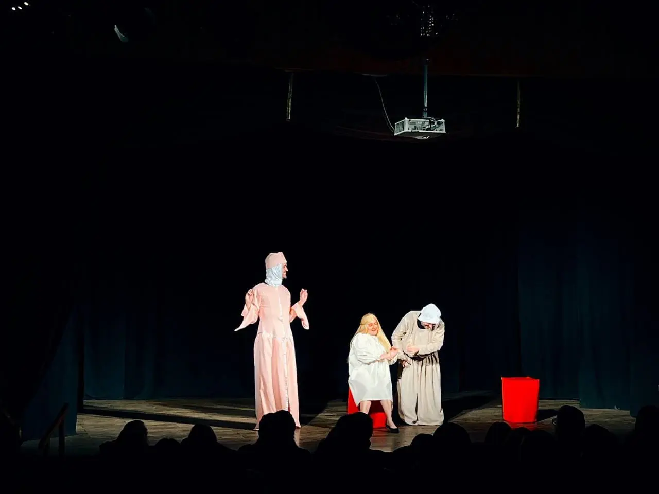 Teodelina disfrutó del teatro con humor en la obra Rumeo y Jolieta Teodelina disfrutó del teatro con humor en la obra Rumeo y Jolieta