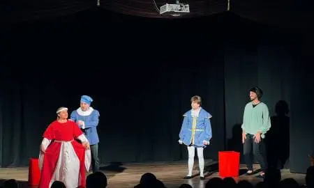 Teodelina disfrutó del teatro con humor en la obra Rumero y Jolieta