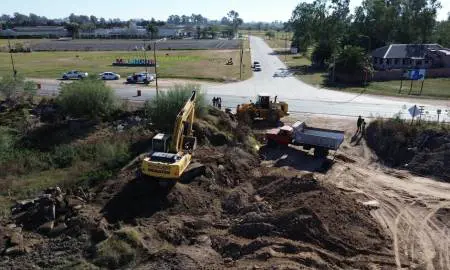 Melincué: El Gobierno Provincial inició el corrimiento del viejo terraplén de piedras de la Ruta 90 sobre la laguna