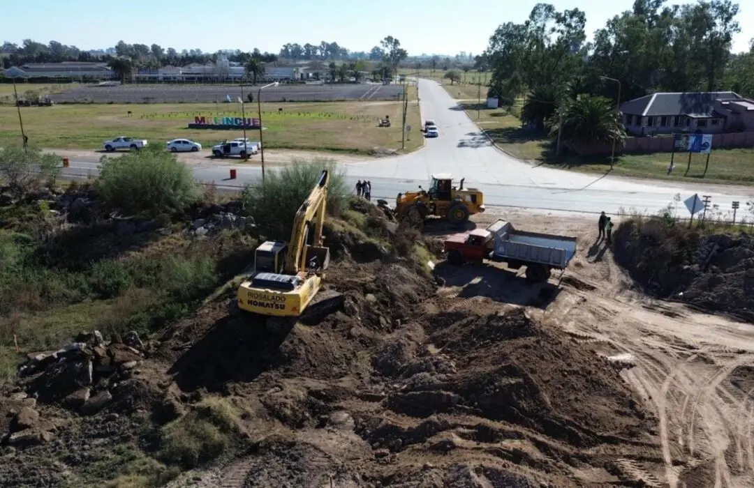 Melincué: El Gobierno Provincial inició el corrimiento del viejo terraplén de piedras de la Ruta 90 sobre la laguna