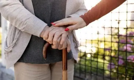 PAMI entrega bastones gratuitamente a jubilados: cómo acceder a este beneficio