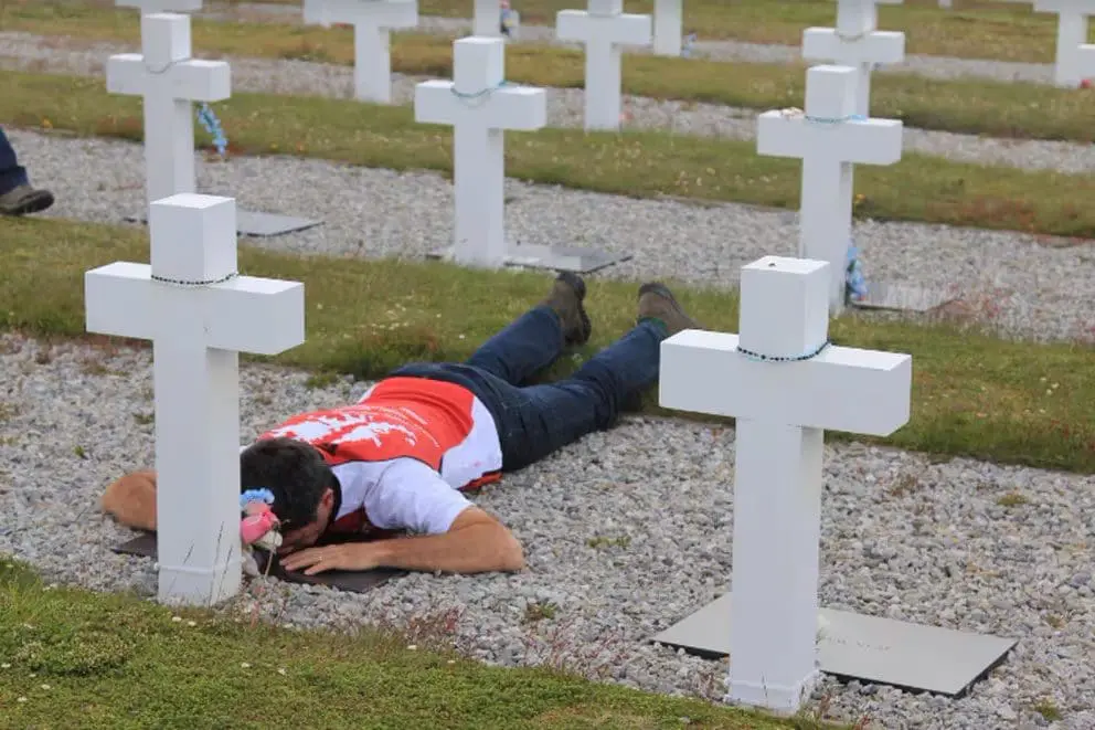 La sorpresa de Milei para su amigo veterano de Malvinas: el recuerdo del compañero caído y la increíble visita a Darwin La sorpresa de Milei para su amigo veterano de Malvinas: el recuerdo del compañero caído y la increíble visita a Darwin