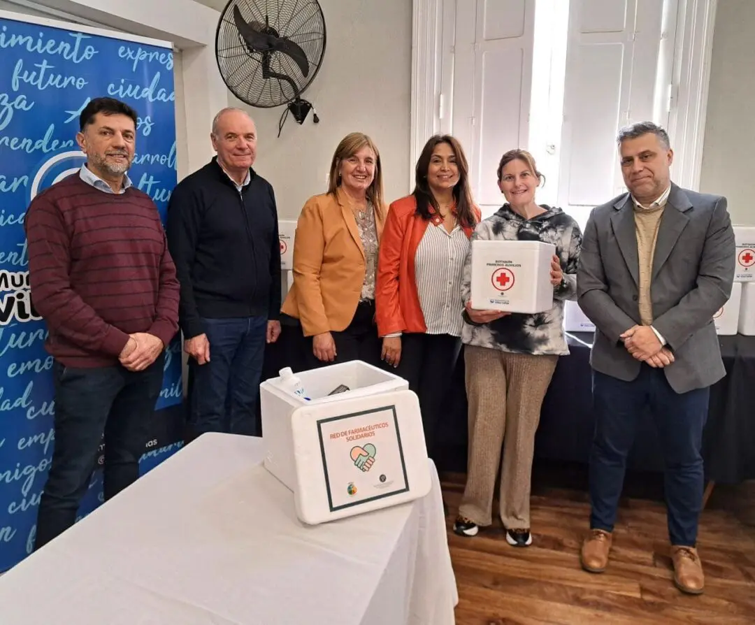 Villa Cañás: El Municipio y el Colegio de Farmacéuticos entregaron botiquines Villa Cañás: El Municipio y el Colegio de Farmacéuticos entregaron botiquines