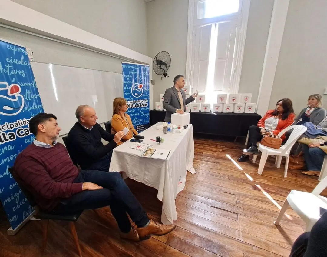 Villa Cañás: El Municipio y el Colegio de Farmacéuticos entregaron botiquines Villa Cañás: El Municipio y el Colegio de Farmacéuticos entregaron botiquines