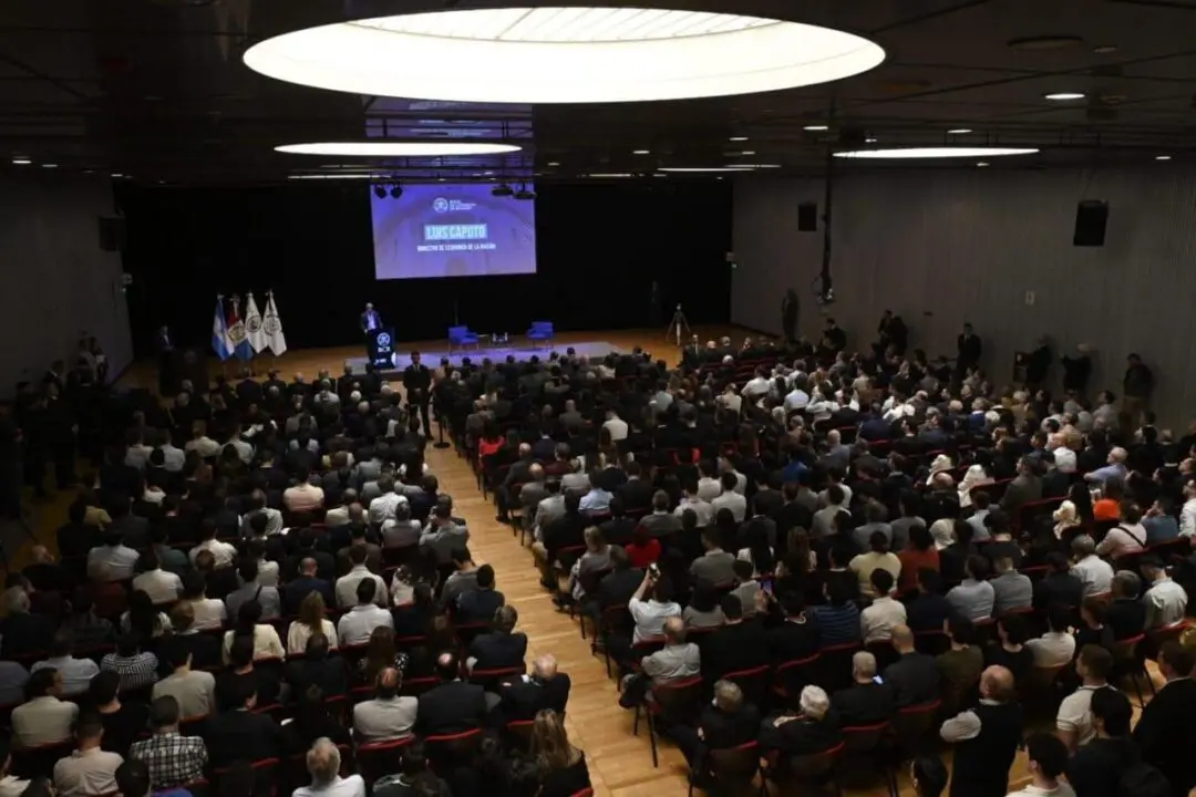 Caputo disertó ante mil empresarios en la Bolsa de Comercio de Rosario Caputo disertó ante mil empresarios en la Bolsa de Comercio de Rosario