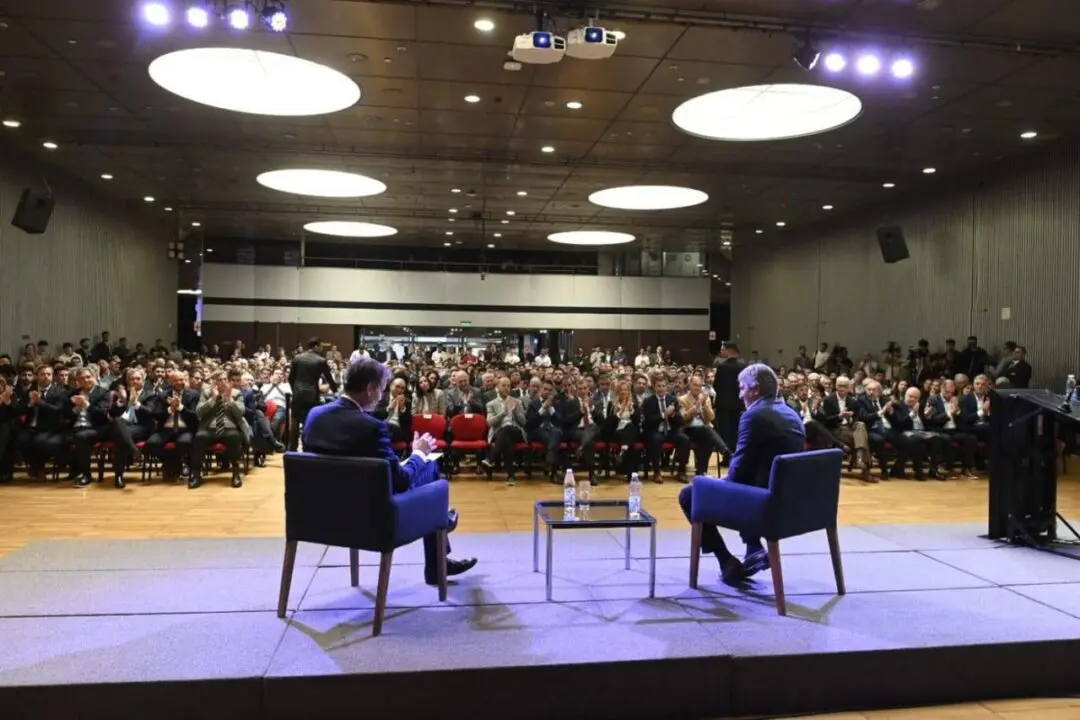 Caputo disertó ante mil empresarios en la Bolsa de Comercio de Rosario Caputo disertó ante mil empresarios en la Bolsa de Comercio de Rosario