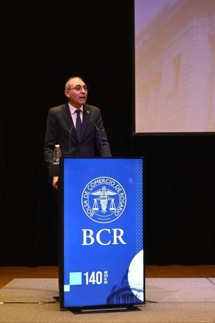 Caputo disertó ante mil empresarios en la Bolsa de Comercio de Rosario Caputo disertó ante mil empresarios en la Bolsa de Comercio de Rosario