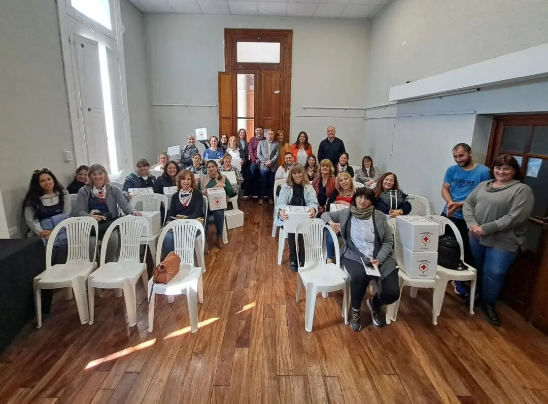 Villa Cañás: El Municipio y el Colegio de Farmacéuticos entregaron botiquines Villa Cañás: El Municipio y el Colegio de Farmacéuticos entregaron botiquines