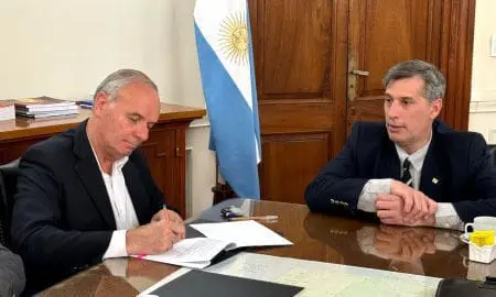 Villa Cañás: El intendente Gizzi firmó un convenio para la compra de una niveladora de arrastre y un tractor
