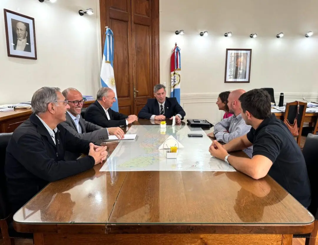 Villa Cañás: El intendente Gizzi firmó un convenio para la compra de una niveladora de arrastre y un tractor Villa Cañás: El intendente Gizzi firmó un convenio para la compra de una niveladora de arrastre y un tractor