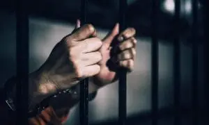 Hughes: Condenaron a 16 años a un hombre por abusar de dos niñas