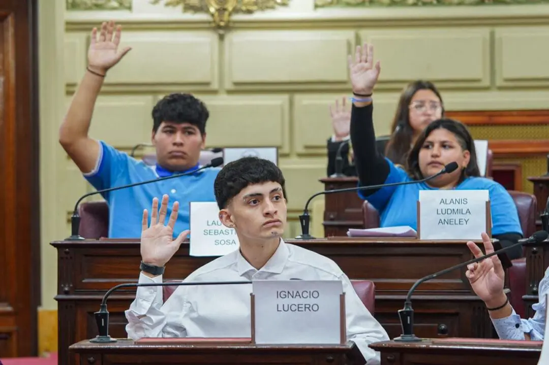 Estudiantes de Venado Tuerto y de San Eduardo fueron Diputados por un Día Estudiantes de Venado Tuerto y de San Eduardo fueron Diputados por un Día