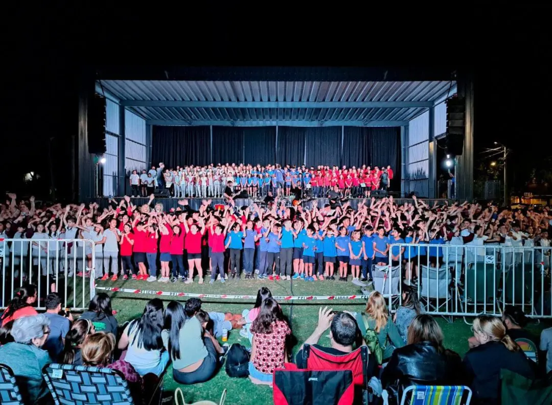 Villa Cañás vibró de emoción: Escuelas que Cantan deslumbró con un espectáculo increíble