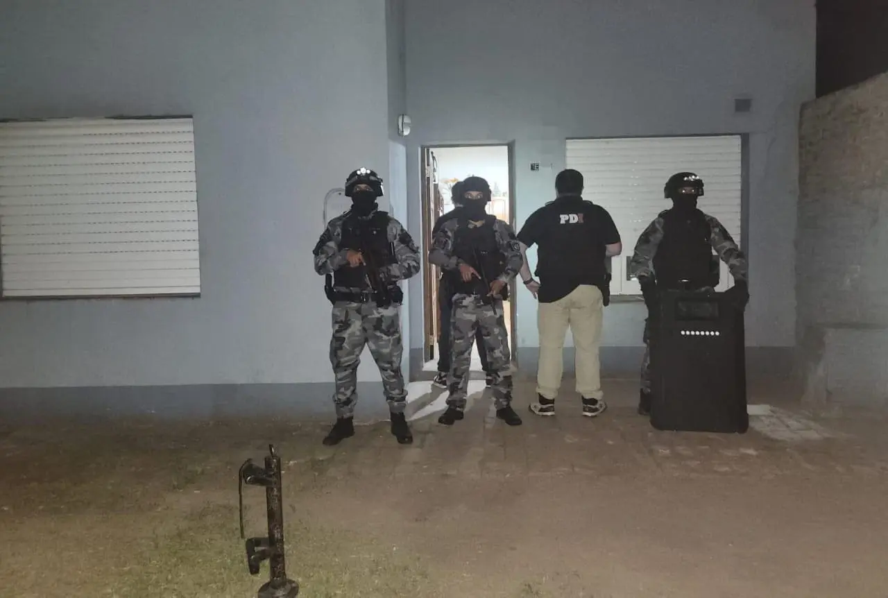 Firmat: PDI aprehendió a tres hombres y tres mujeres por microtráfico