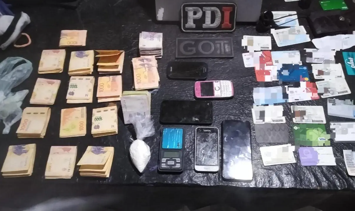 Firmat: PDI aprehendió a tres hombres y tres mujeres por microtráfico